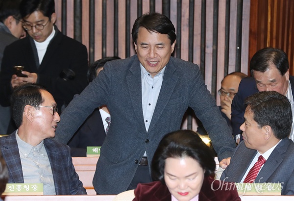 자유한국당 김진태 의원이 지난 10일 오후 국회에서 열린 의원총회에서 김도읍, 곽상도 의원과 대화하고 있다.