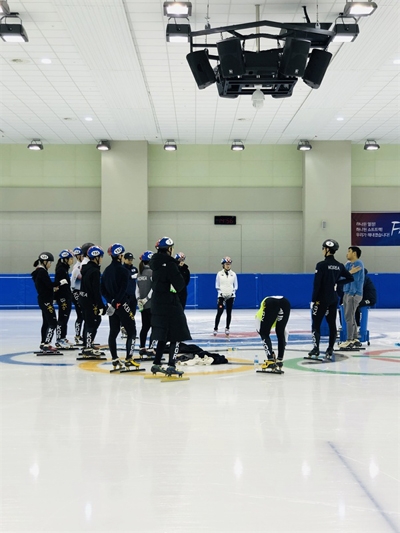  10일 대한빙상경기연맹이 공개한 쇼트트랙 대표팀 훈련 사진 