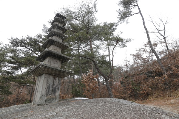 운주사 석탑. 바위 위에 세워져 있는 모습이 독특하다.