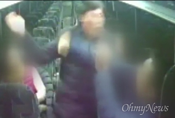 지난해 12월 23일 해외연수 도중 버스 안에서 가이드를 폭행하는 박종철 예천군의원 모습.