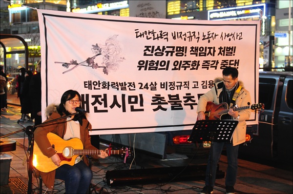 이경섭(왼쪽), 박홍순씨가 노래 공연을 하고 있다.