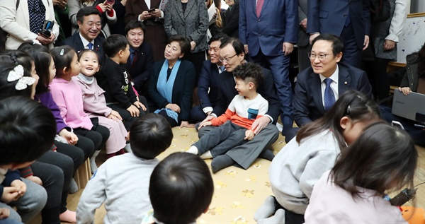 이해찬 대표, 홍영표 원내대표와 더불어민주당 최고위원들이 11일 서울 구로구 혜원유치원에서 현장최고위원회의를 마치고 어린이들을 만나고 있다