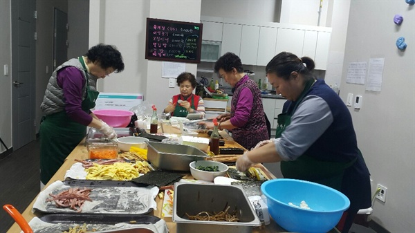 서울 동대문구 휘경동 초록마을 주민들은 먹거리 문제를 해결하기 위해 함께 음식을 만들고 저렴한 가격에 판매하며 경제활동을 한다.