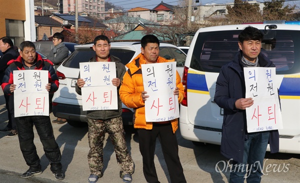 박종철 경북 예천군의회 의원이 해외연수 도중 가이드를 폭행한 혐의로 11이 ㄹ오후 에천경찰서에 출두한 가운데 지역민들이 구속수사를 촉구하는 피켓을 들고 있다.