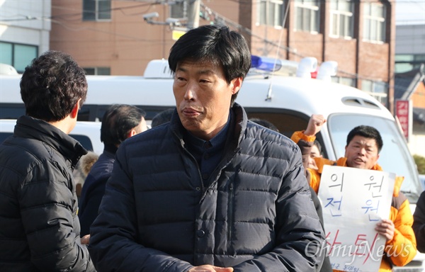 지난해 12월 해외연수 당시 현지 가이드를 폭행해 물의를 빚고 있는 박종철 경북 예천군의원이 11일 오후 조사를 받기 위해 예천경찰서에 출두하고 있다.