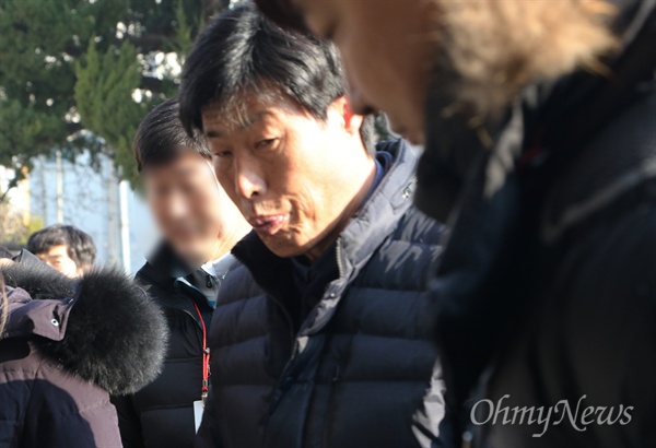 11일 오후 경북 예천경찰서에 출두한 박종철 예천군의원. 해외연수 당시 현지 가이드를 폭행한 혐의를 받고 있다.