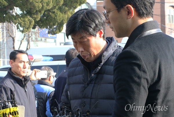지난해 12월 해외연수 당시 현지 가이드를폭행한 혐의를 받고 있는 박종철 경북 예천군의원이 11일 오후 예천경찰서에 소환돼 기자들의 질문에 대답하고 있다.