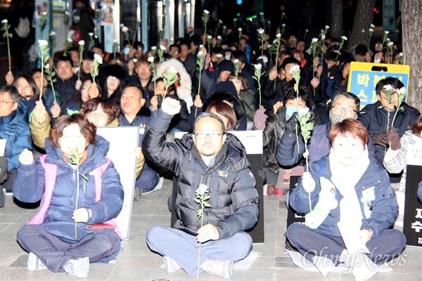 민주노총 경남본부는 1월 11일 저녁 창원 정우상가 앞에서 ‘진상 규명 및 책임자 처벌! 위험의 외주화 중단! 비정규직, 이제 그만! 청년 비정규직 고 김용균 경남추모대회’를 열었다.