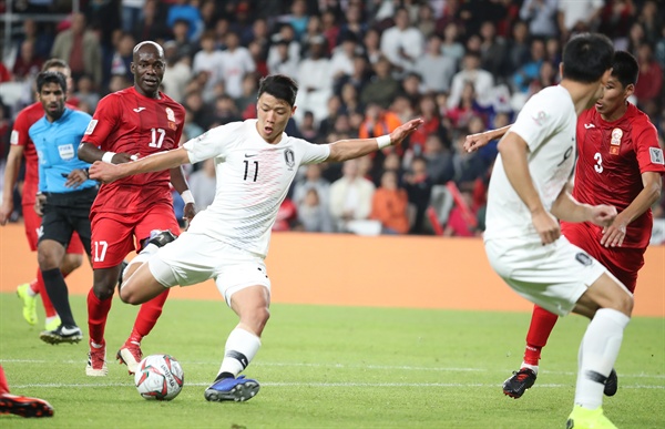  11일 오후(현지시간) 아랍에미리트 알아인 하자 빈 자예드스타디움에서 열린 2019 AFC 아시안컵 UAE 조별 라운드 C조 2차전 한국과 키르기스스탄과의 경기에서 황희찬이 슛을 하고 있다.
