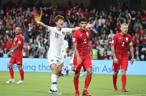  아랍에미리트 알아인 하자 빈 자예드스타디움에서 열린 2019 AFC 아시안컵 UAE 조별 라운드 C조 2차전 한국과 키르기스스탄과의 경기에서 황의조가 헤딩한 공이 골문 안쪽 라인을 넘었다고 항의하고 있다. 