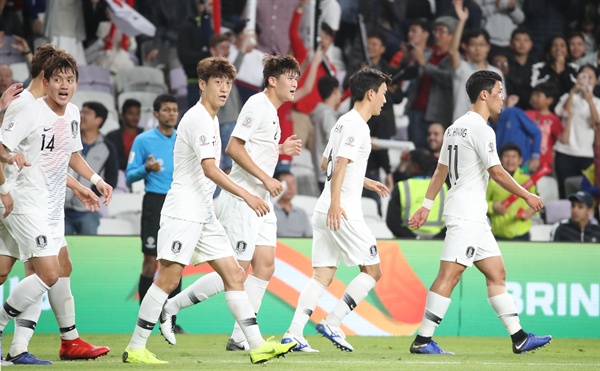  파울루 벤투 감독이 이끄는 한국 축구 국가대표팀 김민재가 11일 오후(현지시간) 아랍에미리트 알아인 하자 빈 자예드스타디움에서 열린 2019 AFC 아시안컵 UAE 조별 라운드 C조 2차전 키르기스스탄과의 경기에서 결승골을 넣고 돌아가고 있다. 