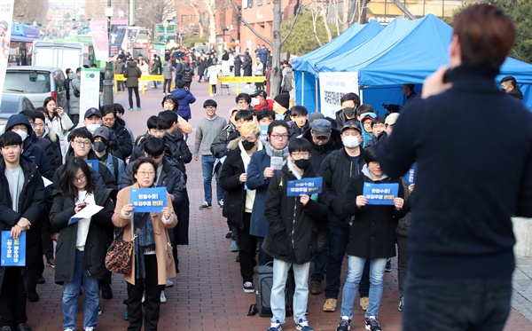 12일 오후 서울 종로구 마로니에 공원 인근에서 '당신의 가족과 당신의 삶을 지키기 위하여(당당위)' 회원들이 제3차 유죄추정 규탄시위를 하고 있다. 당당위는 지난해 부산지법 동부지원이 곰탕집에서 여성을 성추행한 혐의로 재판에 넘겨진 남성 A씨에게 징역 6개월 선고 판결에 반발하며 결성된 모임이다. 