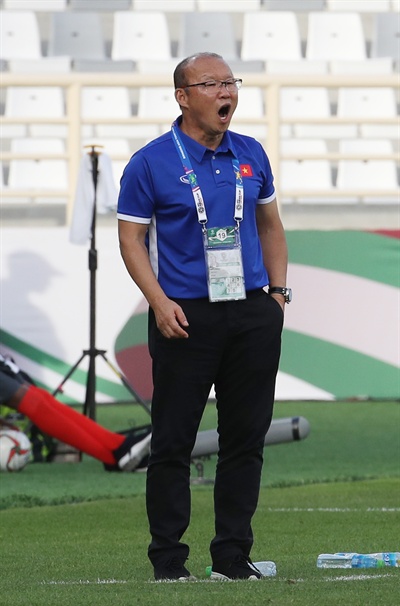  12일 오후(현지시간) 아랍에미리트 아부다비 알 나얀 경기장에서 열린 2019 AFC 아시안컵 UAE 조별 라운드 D조 2차전 베트남과 이란과의 경기에서 박항서 감독이 선수들을 독려하고 있다. 