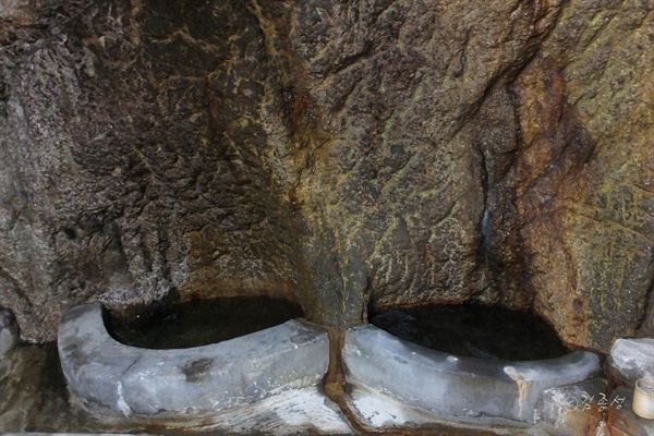 바윗돌 사이에 반짝이며 숨어있는 자연동(自然銅), 산골.