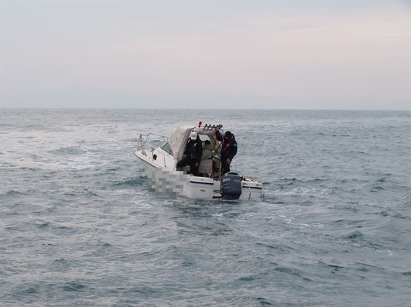 부산해양경찰서는 13일 오후 3시 49시경 남형제섬  인근 해상에서 침수되고 있는 레저보트 A호(2톤)를 구조했다.