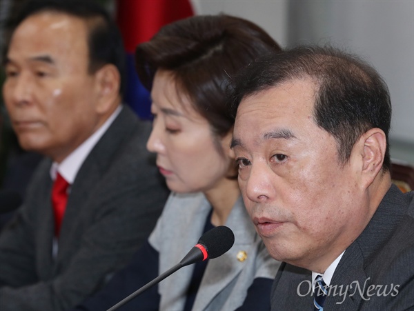 자유한국당 김병준 비상대책위원장이 지난 14일 오전 국회에서 열린 비대위회의에서 모두발언을 하고 있다.