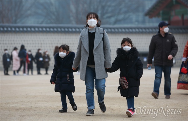 마스크로 무장한 고궁 관람객들 수도권과 전국 곳곳에 미세먼지 비상저감조치가 내려진 14일 오전 서울 경복궁을 찾은 관람객들이 마스크를 착용한 채 입장하고 있다.