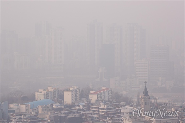 윤곽만 보이는 서울 도심 고층빌딩 14일 오전 서울 남산에서 바라본 서울 용산구 일대 고층빌딩이 윤곽만 보이고 잇다.