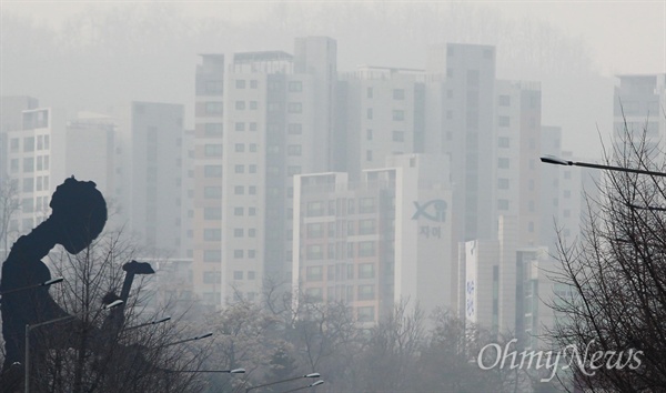 고농도 미세먼지로 수도권을 포함한 전국 곳곳에 미세먼지 비상저감조치가 시행된 14일 오후 서울 광화문 네거리 부근 아파트 단지가 뿌옇게 보인다.