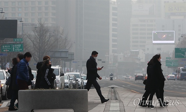 고농도 미세먼지로 수도권을 포함한 전국 곳곳에 미세먼지 비상저감조치가 시행된 14일 오후 마스크를 쓴 시민들이 서울 광화문 네거리를 지나고 있다.