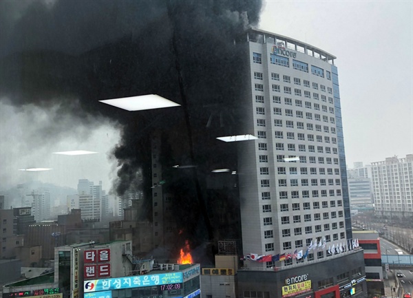  14일 오후 충남 천안시 서북구 한 호텔에서 큰불이 나 검은 연기가 하늘로 치솟고 있다. 2019.1.14 [독자 제공]