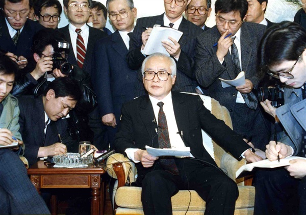 1992년 1월 26일 북한을 방문하고 돌아온 김우중 대우그룹 회장이 공항 기자실에서 기자회견을 하고 있다.