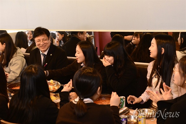 1월 14일 오후 1시 인천 인명여고 앞 한 분식집에 도성훈 인천시교육감이 깜짝 등장했다.