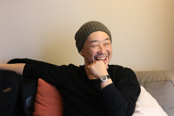  영화 '일일시호일' 감독 오모리 타츠시가 지난 14일 내한해 한국 취재진과 인터뷰를 했다. 영화 <일일시호일>은 다도를 배우게 된 한 여성 노리코(쿠로키 하루)에 대한 이야기다. 