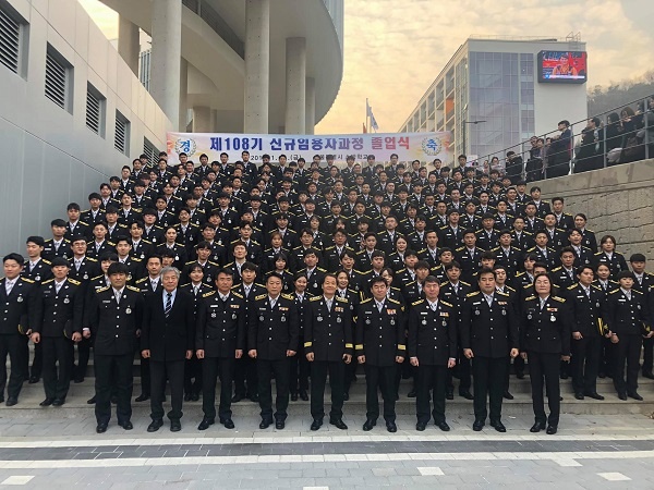 지난 11일 서울 은평구 소재 서울소방학교에서 기본교육을 마친 108기 신임 소방관들이 졸업식 기념사진을 촬영하고 있다. 