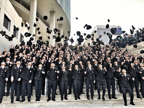 서울소방학교에서 졸업식을 마친 108기 신임 소방관들이 정모를 하늘에 던지며 졸업을 축하하고 있다. 