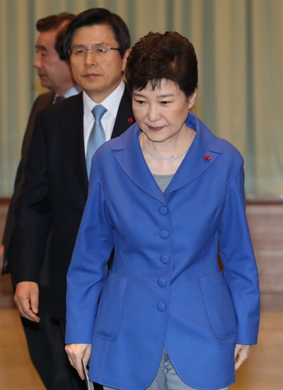 박근혜 대통령이 지난 2016년 12월 9일 오후 탄핵소추안이 가결된 이후 청와대에서 열린 국무위원 간담회에 황교안 국무총리와 함께 참석하고 있다.
