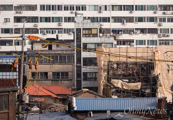 1월 15일 오후 서울 중구 을지로 일대에 세운재정비촉진사업으로 공구거리의 건물들이 철거 작업 중이다. 