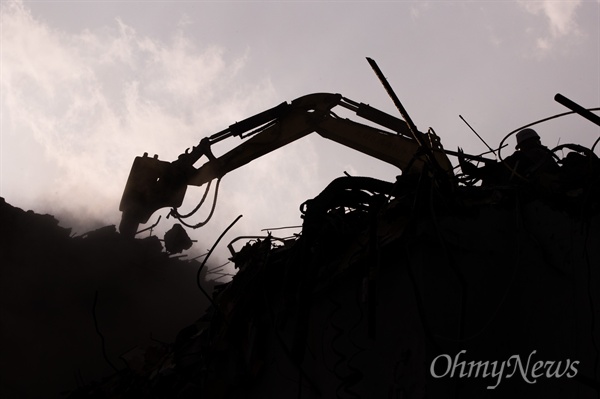 1월 15일 오후 서울 중구 을지로 일대에 세운재정비촉진사업으로 공구거리의 건물들이 철거 작업 중이다. 