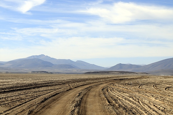 볼리비아 우유니소금사막에서 칠레 아타까마로 가는 길에 만난 사막길 모습. 