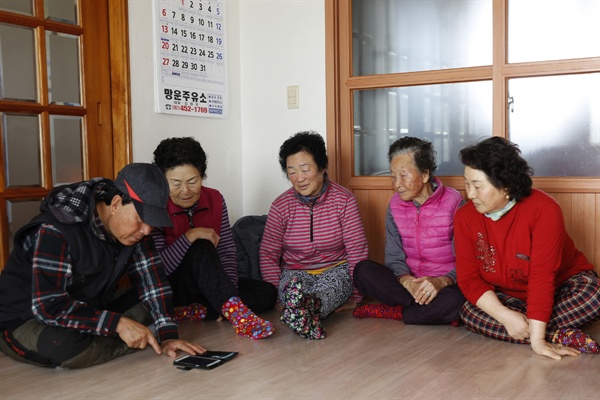 김영복 가고싶은섬 추진위원장이 마을회관에서 주민과 얘기를 나누고 있다. 지난 1월 6일이다.