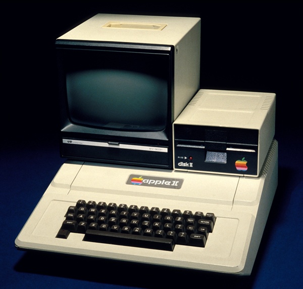 나의 첫 컴퓨터였던 애플2. 램이 48'킬로바이트'였다. 나중에 16kb 램을 사서 업그레이드했다.
