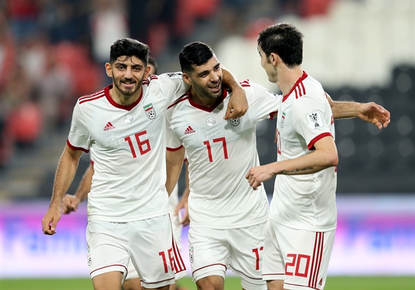 아시안컵 조별리그 1차전에서 예멘을 상대로 득점 후 환호하는 타레미(가운데) 등 이란 선수들