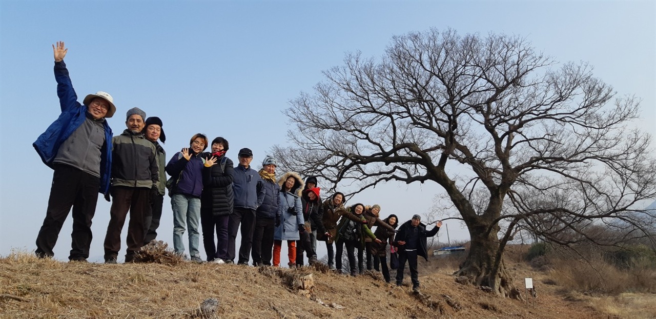 인천녹색연합 기행팀 「우보호시(牛步虎視)」 회원들이 느티나무를 배경으로 손을 흔들고 있다.