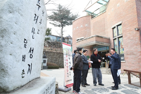  수리산 성지에서 최대호 안양시장(오른쪽)이 '역사성지'와 관련한 의논을 성당 관계자 등과 하고 있다. (