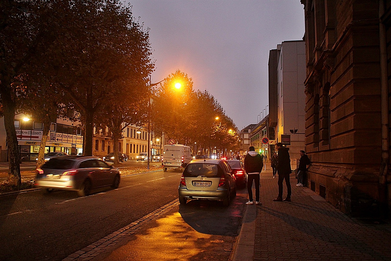 어둠이 깔린 스트라스부르 역앞 거리 모습