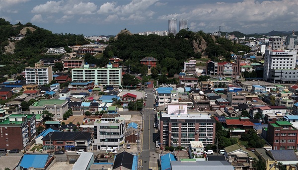 16일 더불어민주당 손혜원 의원 측근들이 전남 목포시 근대역사문화공간 내 건물 다수를 매입해 논란이다. 국회 문화체육관광위원회 여당 간사인 손 의원의 측근들이 건물 다수를 매입한 시점은 목포 원도심 일원의 문화재 지정 이전이다. 사진은 목포 근대역사문화공간 전경. 