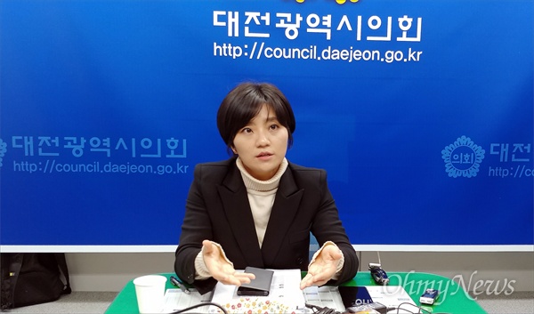 무소속 김소연 대전시의원이 16일 오후 대전시의회에서 기자간담회를 열고 있다.