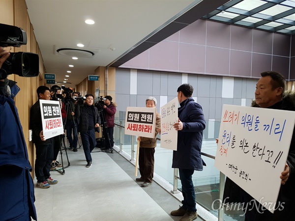 지난 15일 예천군의회 의원들이 모두 모여 해외연수 당시 물의를 빚은 의원들을 징계하기로 결정한 가운데 지역 주민들이 전원 사퇴를 요구하는 피켓을 들고 서 있는 모습.