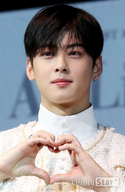 '아스트로' 차은우, 얼굴천재가 하트까지 보이그룹 아스트로의 차은우가 16일 오후 서울 삼성동의 한 공연장에서 열린 첫 번째 정규앨범 < All Light(올라잇) > 발표 쇼케이스에서 포토타임을 갖고 있다. < All Light(올라잇) >은 빛이 지지 않는 '영원의 정원'에서 영원히 빛나고 싶은 아스트로의 소망을 담은 앨범이며, 타이틀곡 'All Night(전화해)'은 깊은 밤 연인의 연락을 기다리며 밤새 통화하고 싶은 한 남자의 마음을 표현하고 있다.