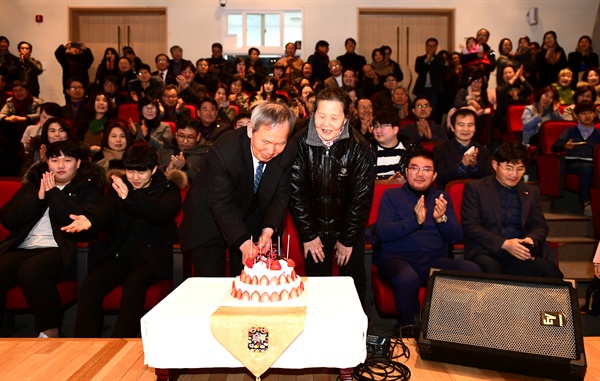  1월 16일 저녁 진주 경남과학기술대학교 백주년기념관 아트홀에서 열린 "김장하 선생님 고맙습니다" 행사에서 김장하 이사장 부부가 생일 케이크를 자르고 있다.