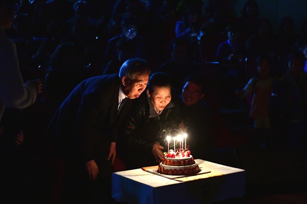 1월 16일 저녁 진주 경남과학기술대학교 백주년기념관 아트홀에서 열린 "김장하 선생님 고맙습니다" 행사에서 김장하 이사장 부부가 생일 케이크에 불을 끄고 있다.