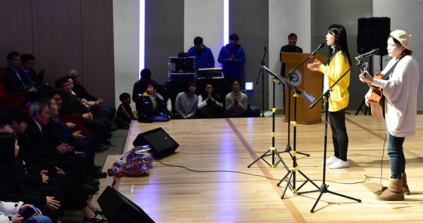 1월 16일 저녁 진주 경남과학기술대학교 백주년기념관 아트홀에서 열린 "김장하 선생님 고맙습니다" 행사에서 노래패 맥박이 공연하고 있다.