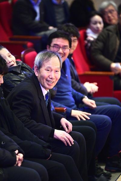  1월 16일 저녁 진주 경남과학기술대학교 백주년기념관 아트홀에서 열린 "김장하 선생님 고맙습니다" 행사에서 김장하 이사장이 환하게 웃고 있다.