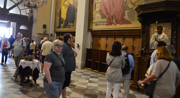 성 니콜라스 교회의 성화를 보기 위해 많은 여행자들이 몰린다