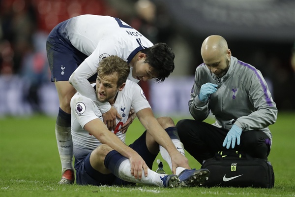  2019년 1월 14일 오전 1시 30분(한국시간) 런던 웸블리 스타디움에서 열린 잉글랜드 프리미어리그 토트넘과 맨유의 경기 당시 모습. 토트넘의 해리 케인이 부상을 당하자 팀 동료 손흥민이 다가와 지켜보고 있다.